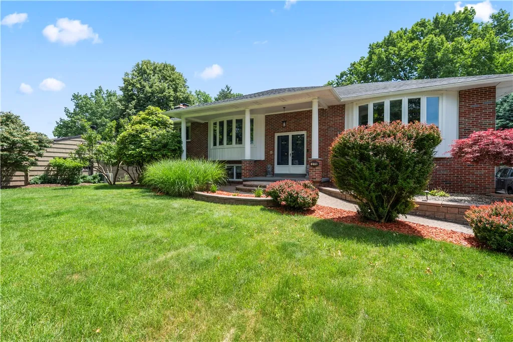 Property at 279 Parkview Dr, Penfield, NY 14625