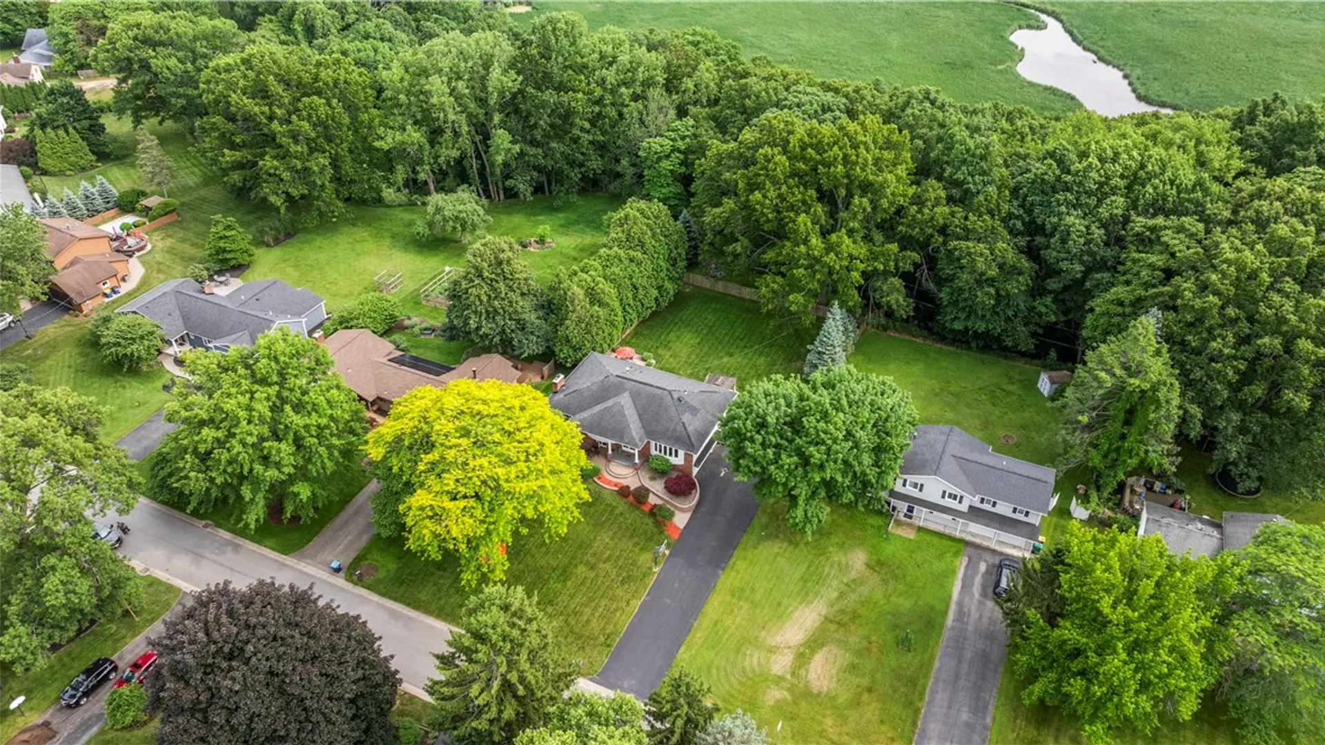 Property at 279 Parkview Dr, Penfield, NY 14625 4