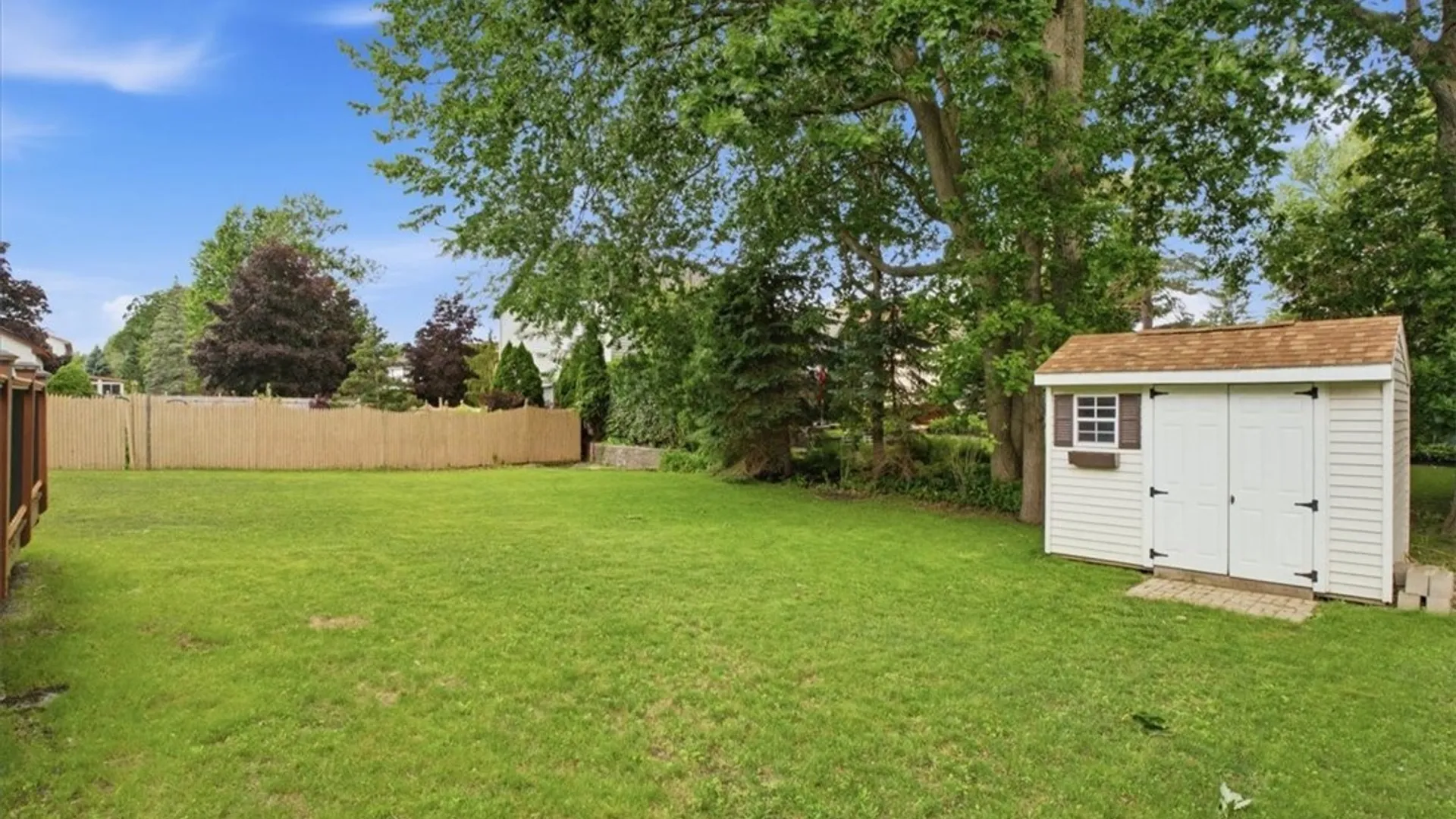 Property at 110 Londonderry Lane, Amherst, NY 14068 27
