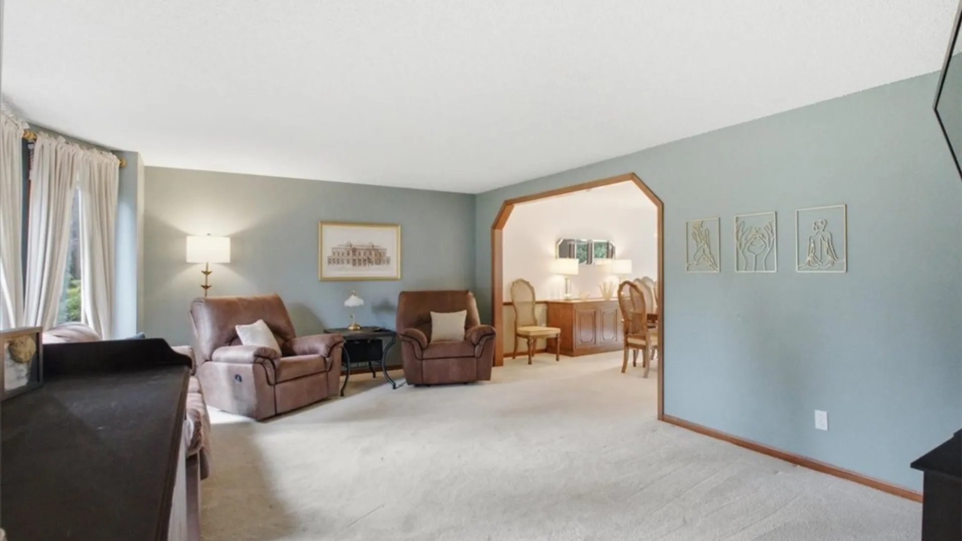 Property at 110 Londonderry Lane, Amherst, NY 14068 3