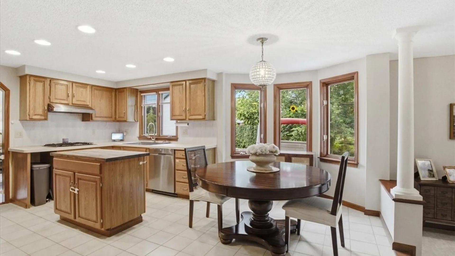 Property at 110 Londonderry Lane, Amherst, NY 14068 10