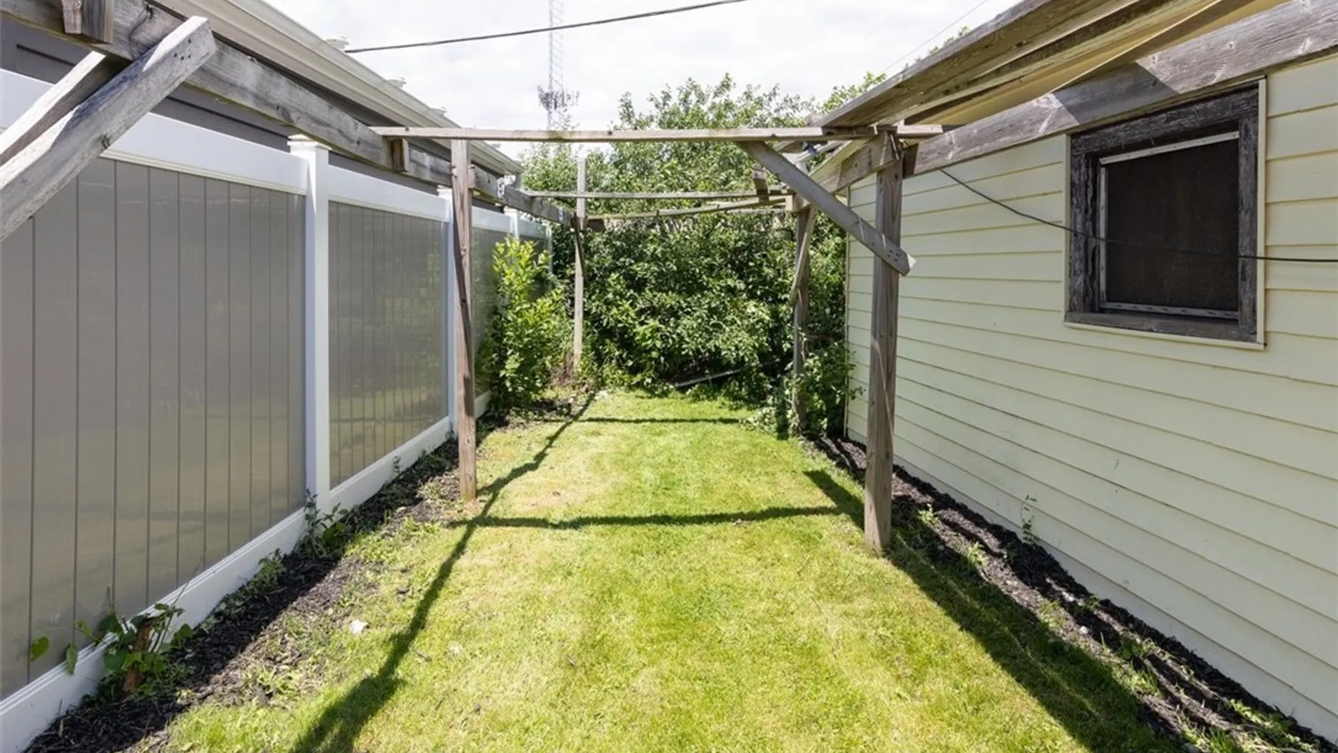 Property at 106 Aspinwood Place, Tonawanda, NY 14223 16