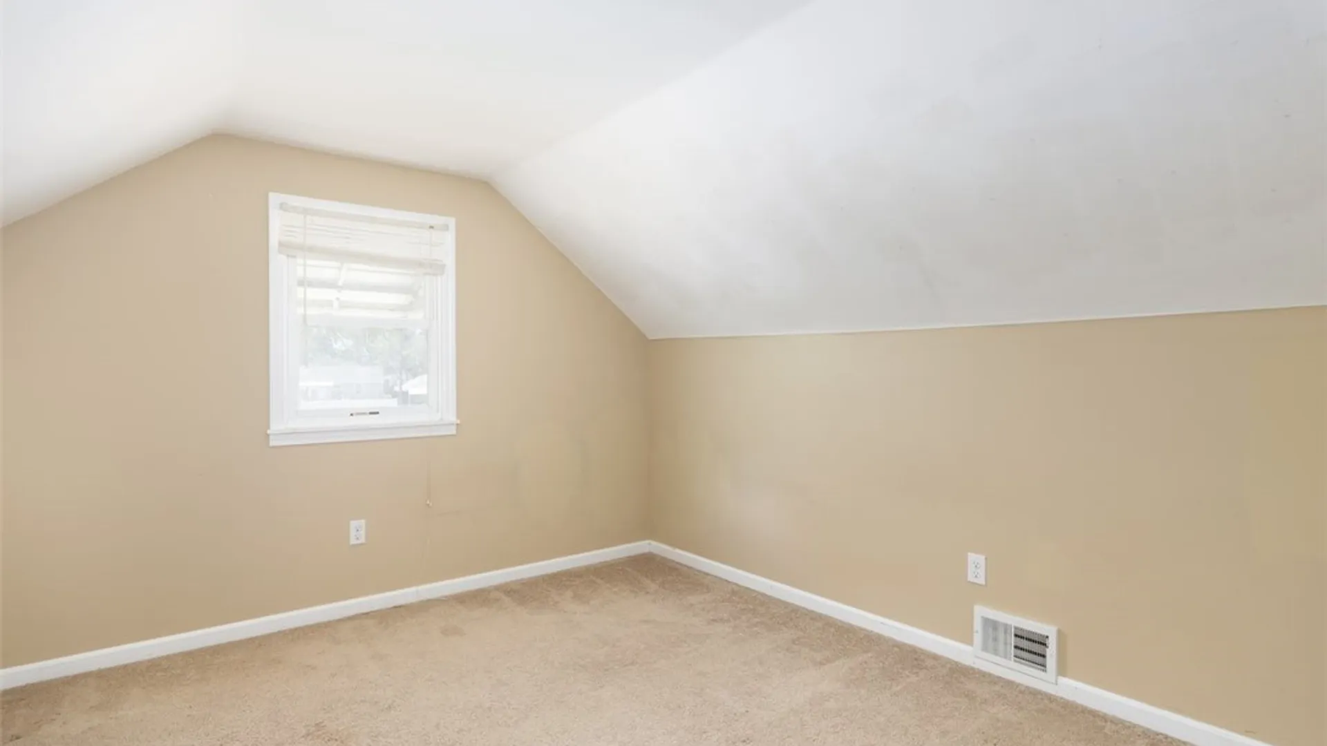 Property at 106 Aspinwood Place, Tonawanda, NY 14223 8