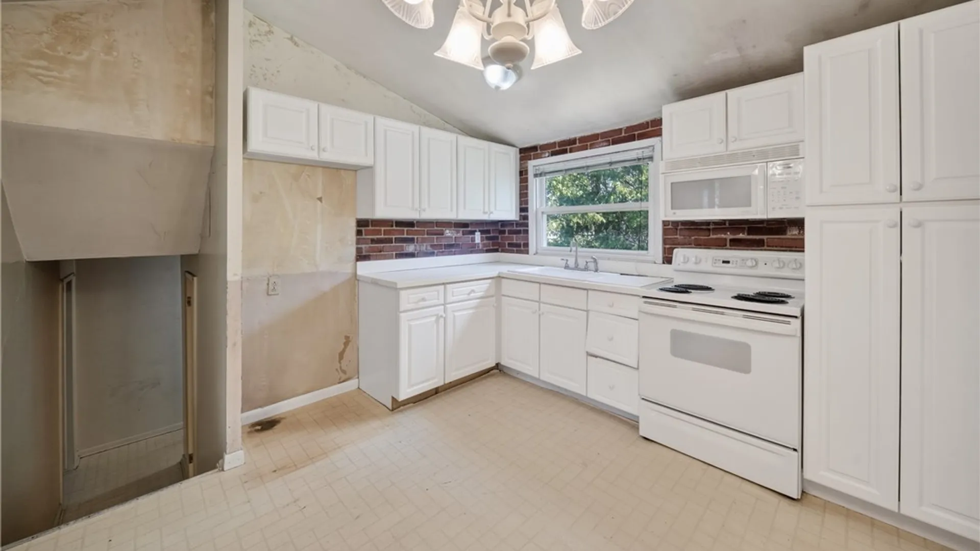 Property at 21 Limetree Lane, Clay, NY 13090 14
