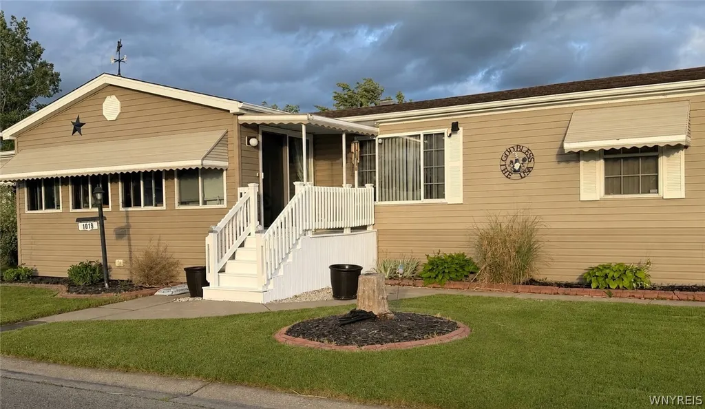Property at 1019 Ridgewood Drive, Lockport Town, NY 14094