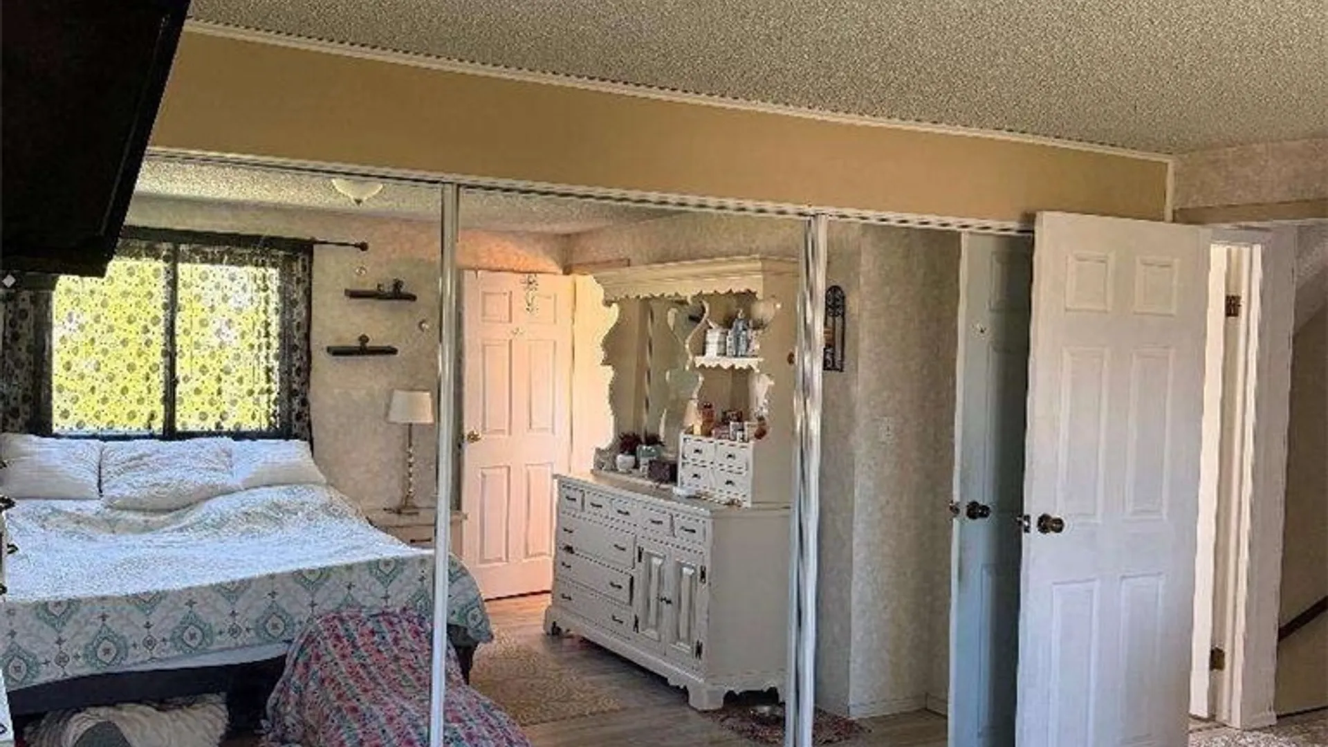 Property at 32 E Bihrwood Drive, West Seneca, NY 14224 2