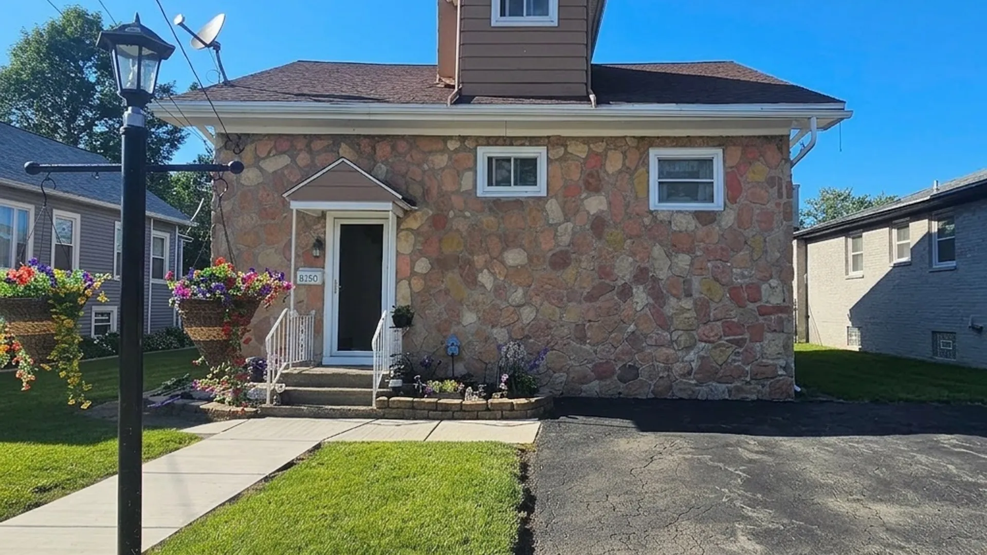 Property at 8150 W Rivershore Drive, Niagara Falls, NY 14304 2