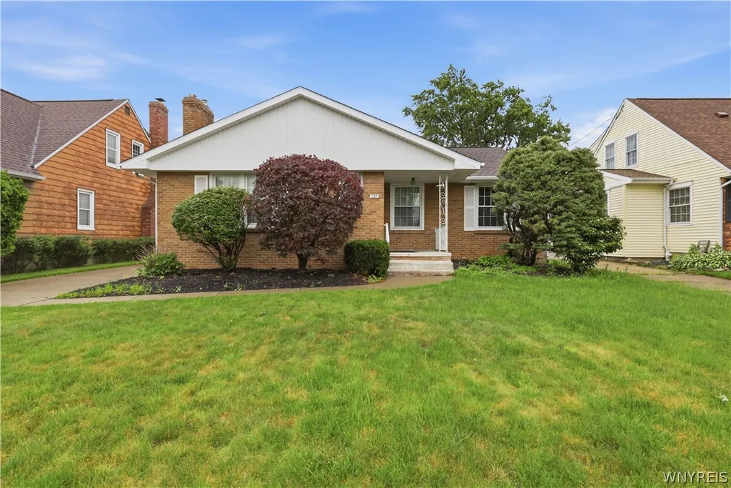 Property at 137 Cornwall Ave, Tonawanda, NY 14150