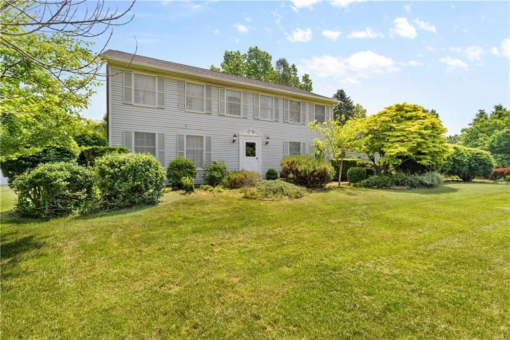 Property at 2 Hunters Pointe, Pittsford, NY 14534