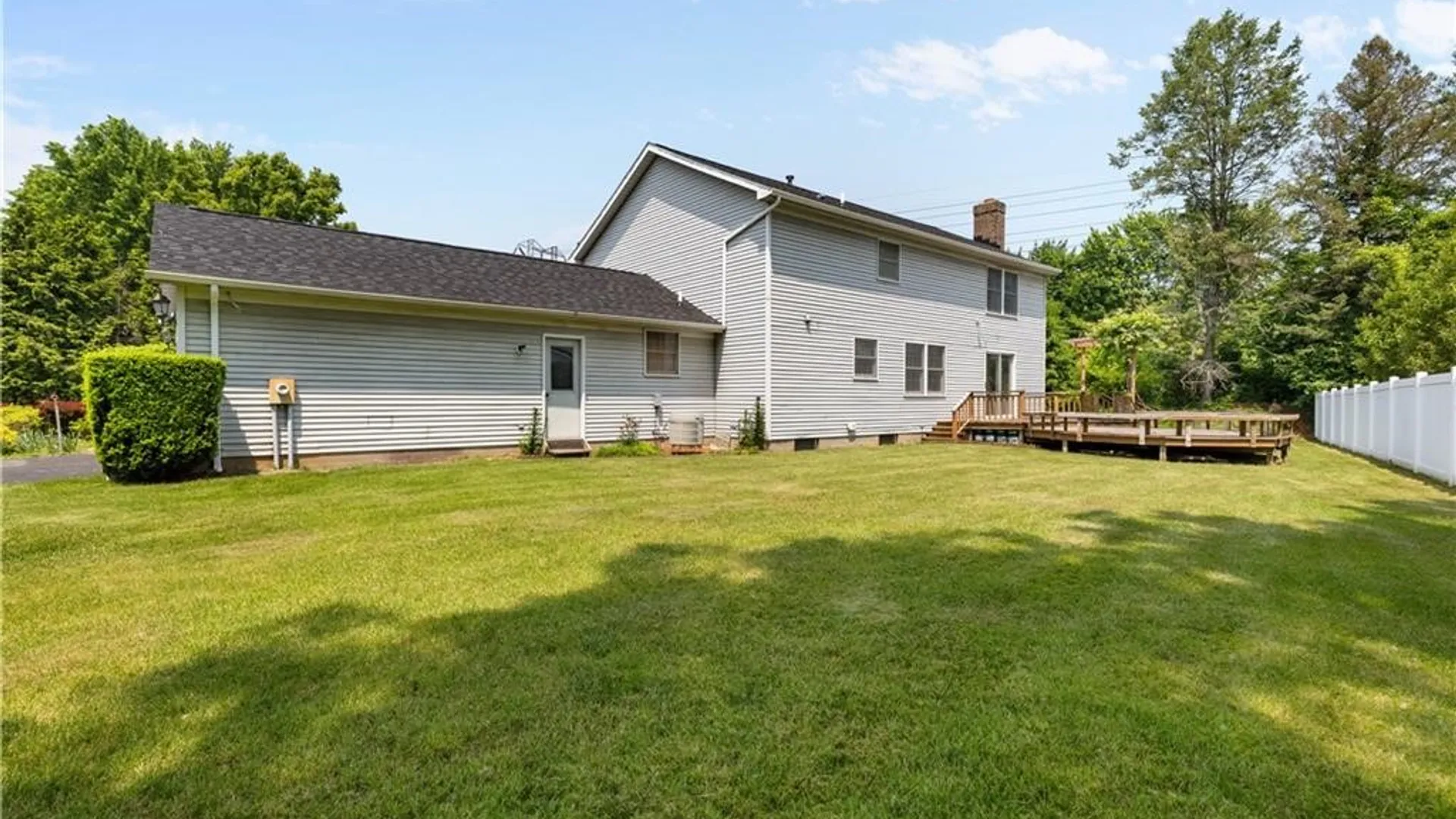Property at 2 Hunters Pointe, Pittsford, NY 14534 4