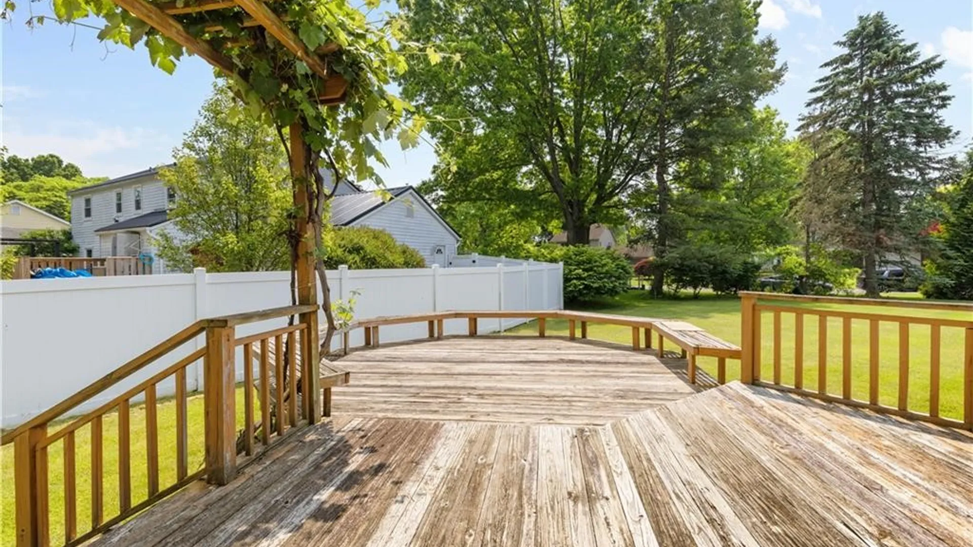 Property at 2 Hunters Pointe, Pittsford, NY 14534 13