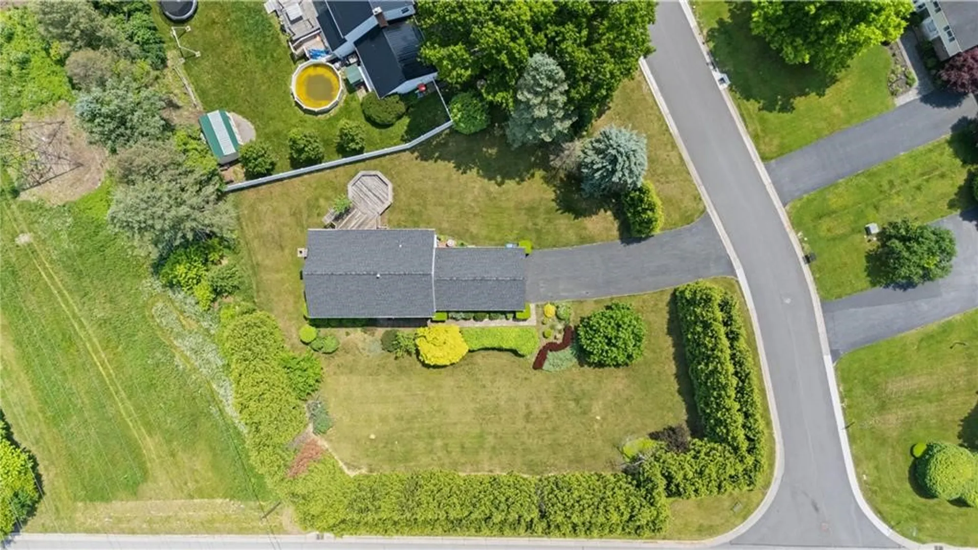 Property at 2 Hunters Pointe, Pittsford, NY 14534 32