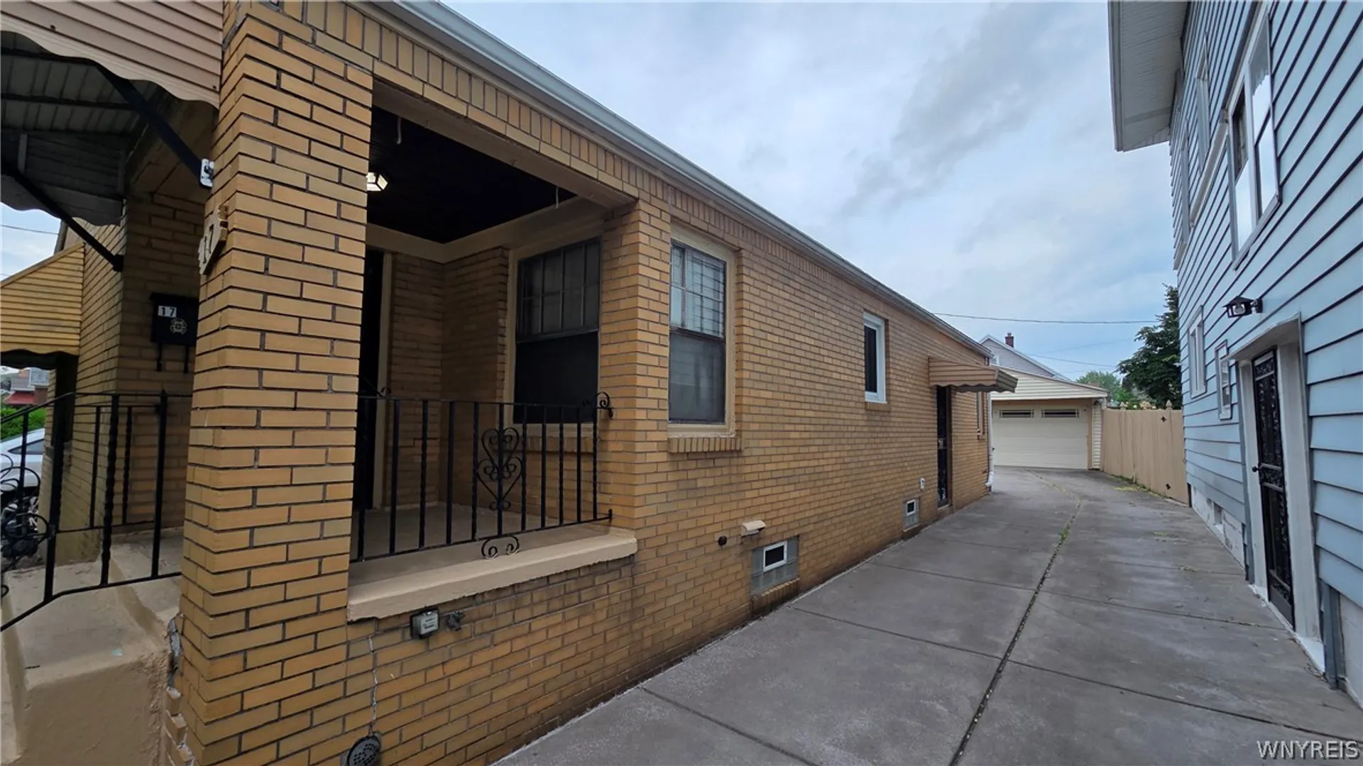 Property at 17 Suffolk Street, Buffalo, NY 14215 4