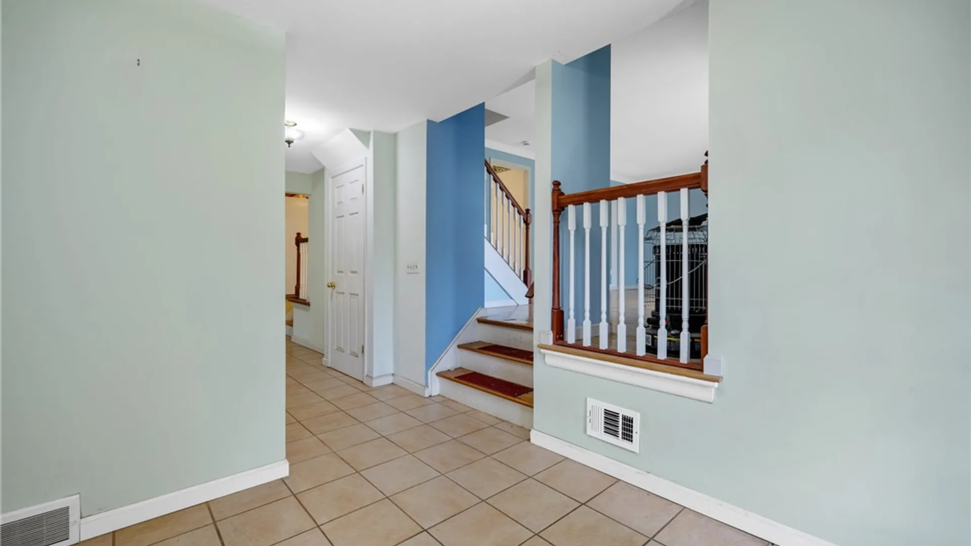 Property at 225 Sandoris Circle, Irondequoit, NY 14622 6