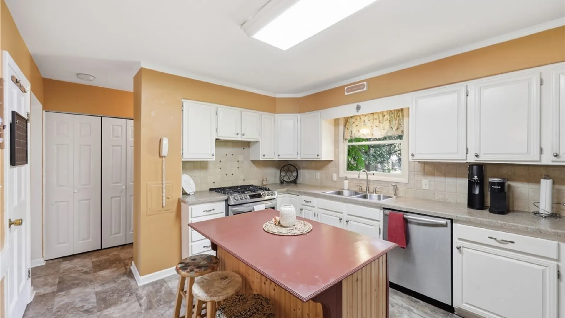 Property at 6 Chestnut Hill Lane, Amherst, NY 14221 14