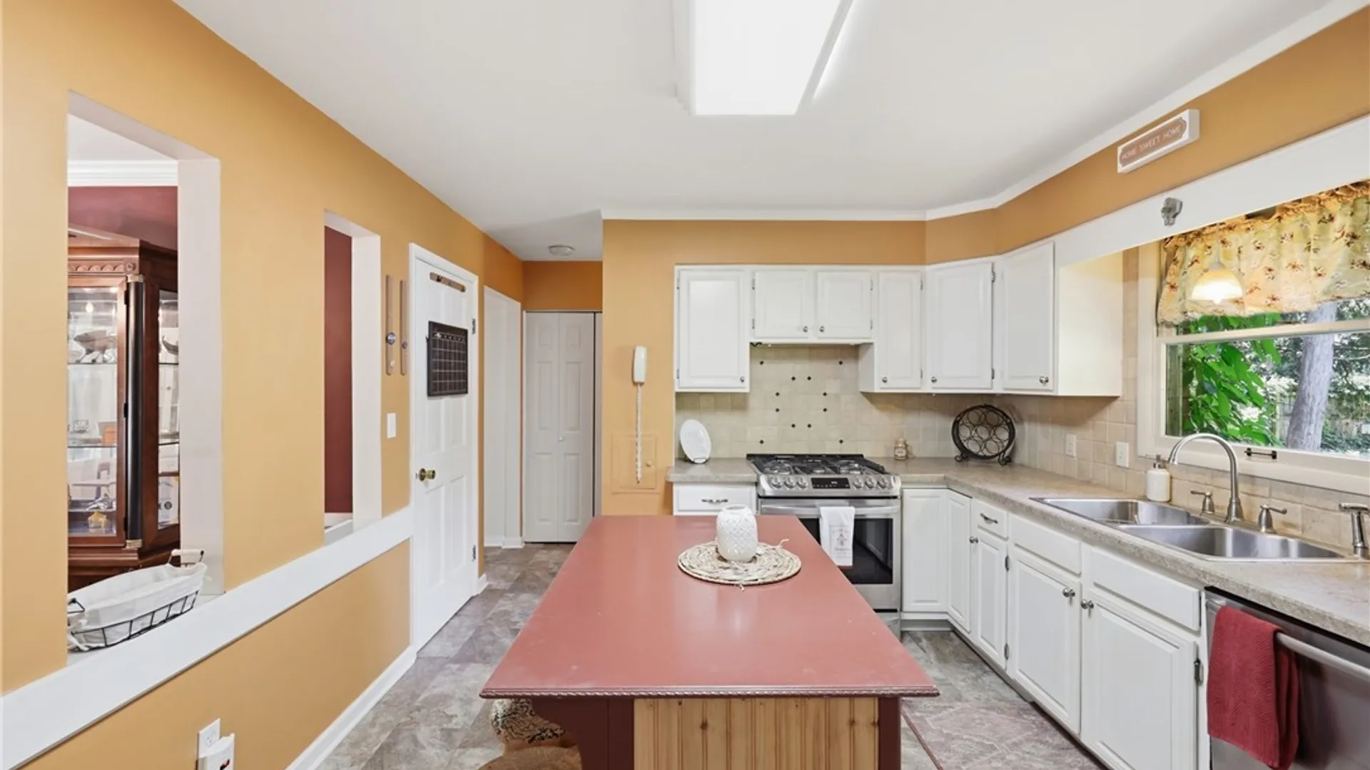 Property at 6 Chestnut Hill Lane, Amherst, NY 14221 15