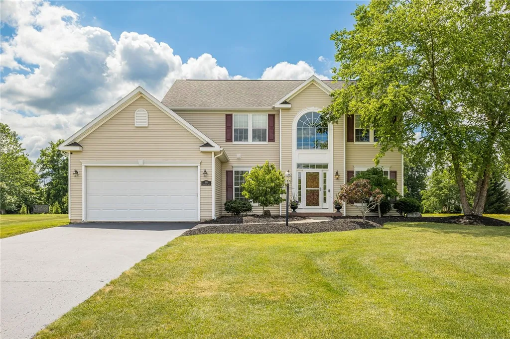 Property at 338 Stonefield Lane, Farmington, NY 14425