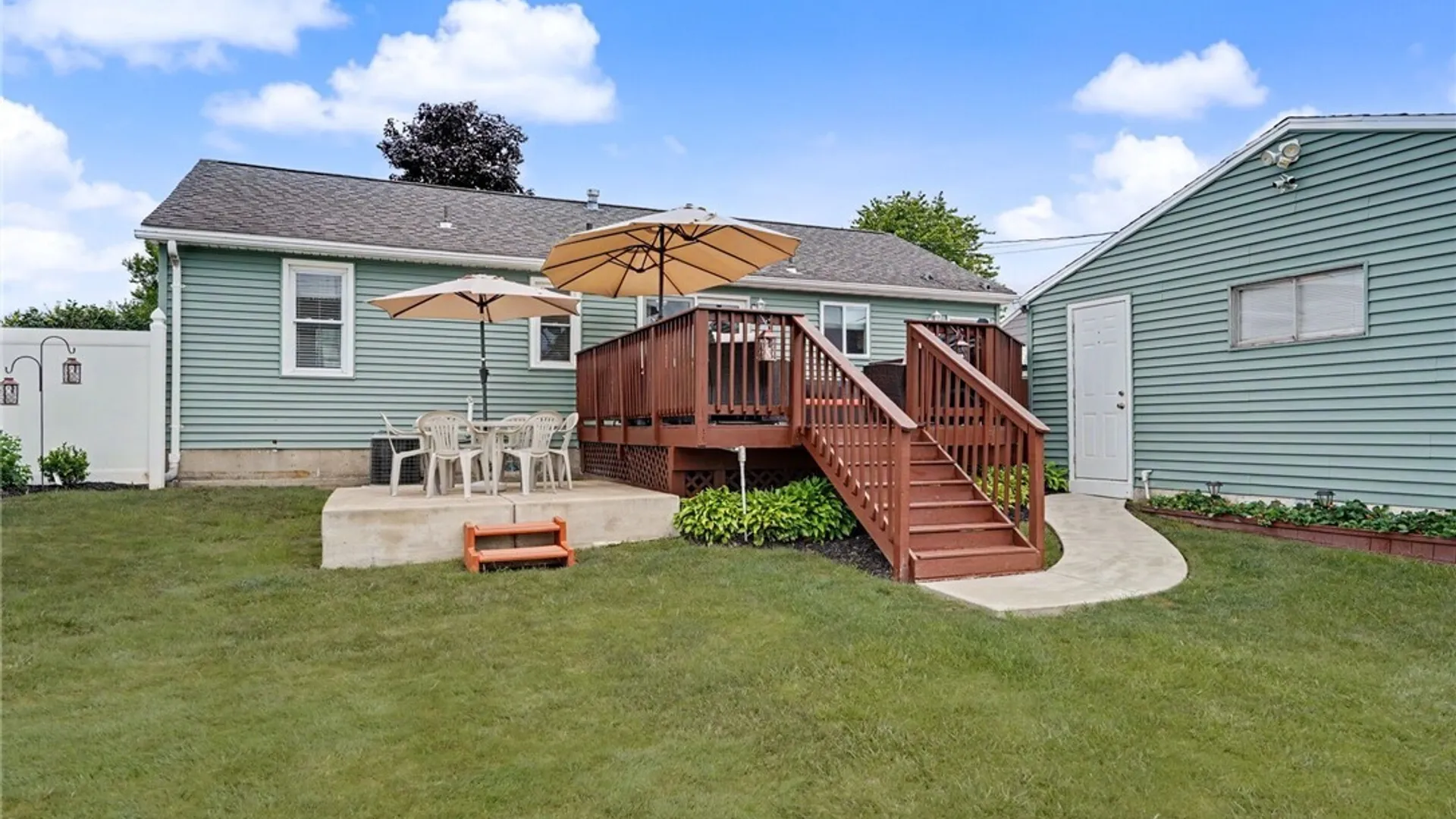 Property at 4351 E Frontier Drive, Hamburg, NY 14219 6