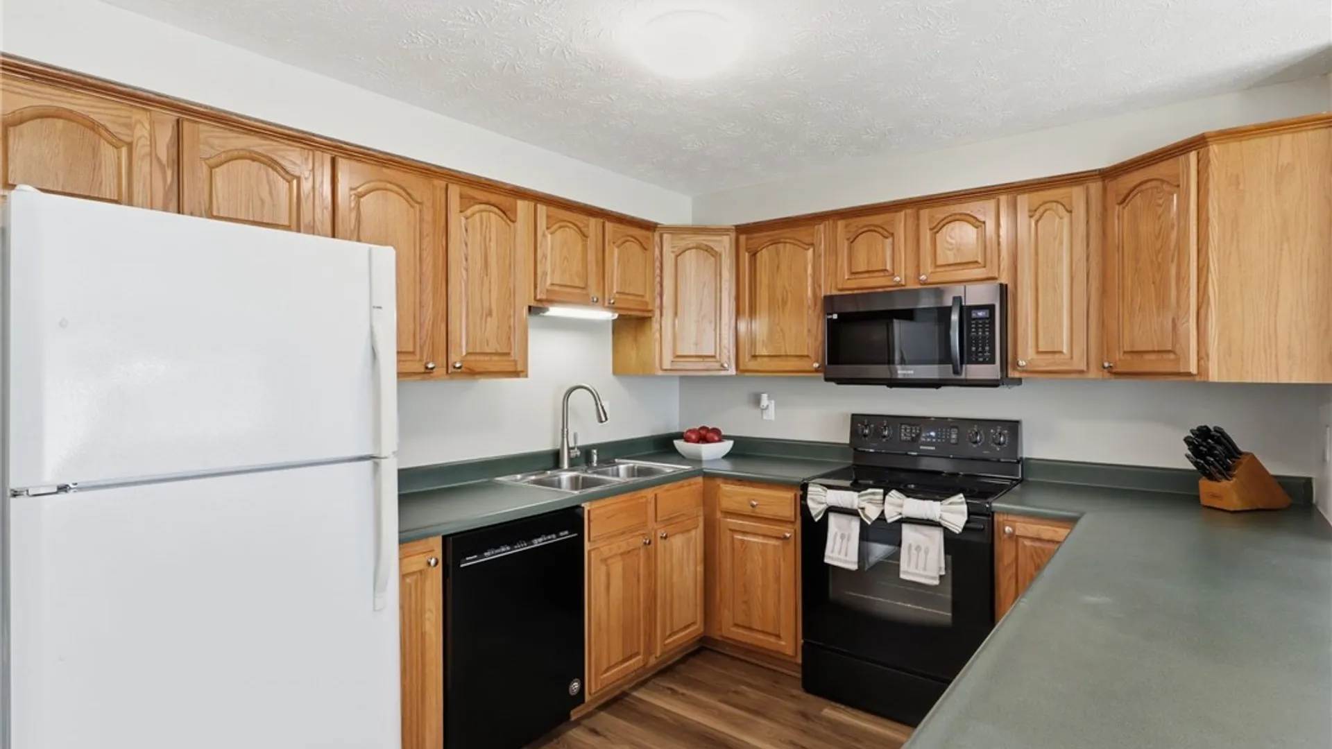 Property at 12 Hanningfield Circle, Perinton, NY 14450 15