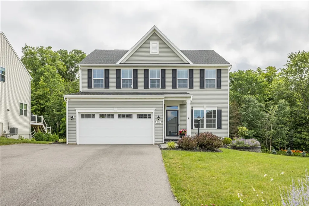 Property at 275 Turtle Run, Walworth, NY 14568