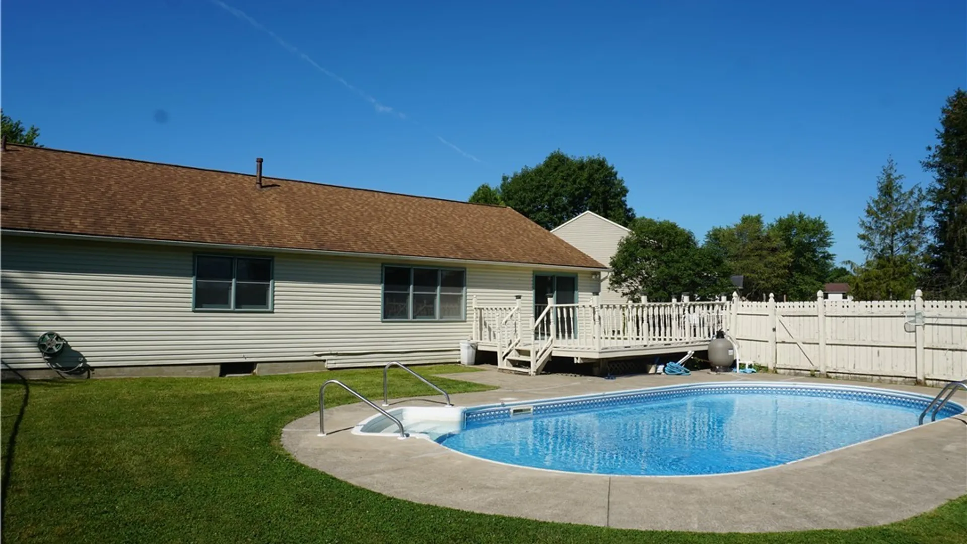 Property at 6113 Rossland Cir, Cicero, NY 13039 4