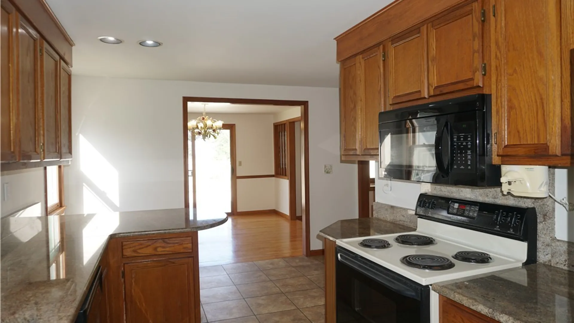 Property at 6113 Rossland Cir, Cicero, NY 13039 27
