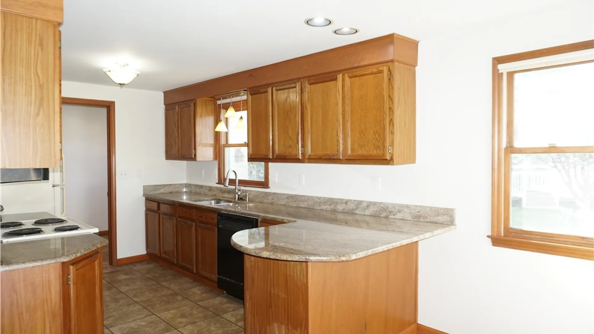 Property at 6113 Rossland Cir, Cicero, NY 13039 24