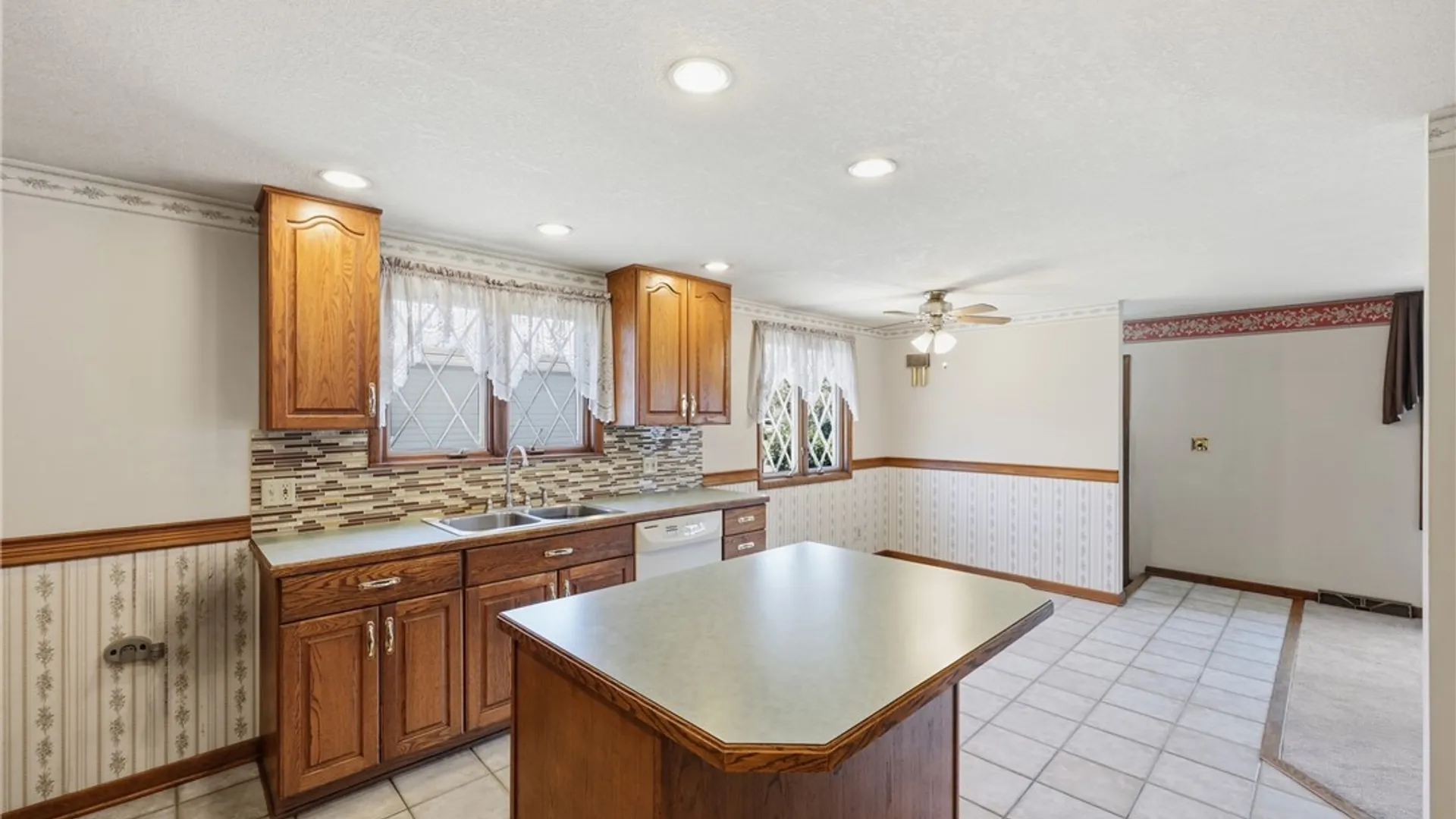 Property at 72 E Cherbourg Drive, Cheektowaga, NY 14227 10