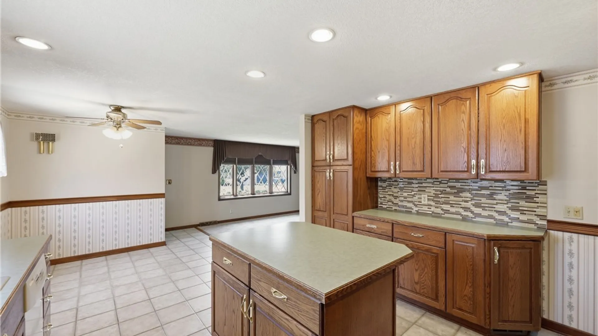 Property at 72 E Cherbourg Drive, Cheektowaga, NY 14227 11