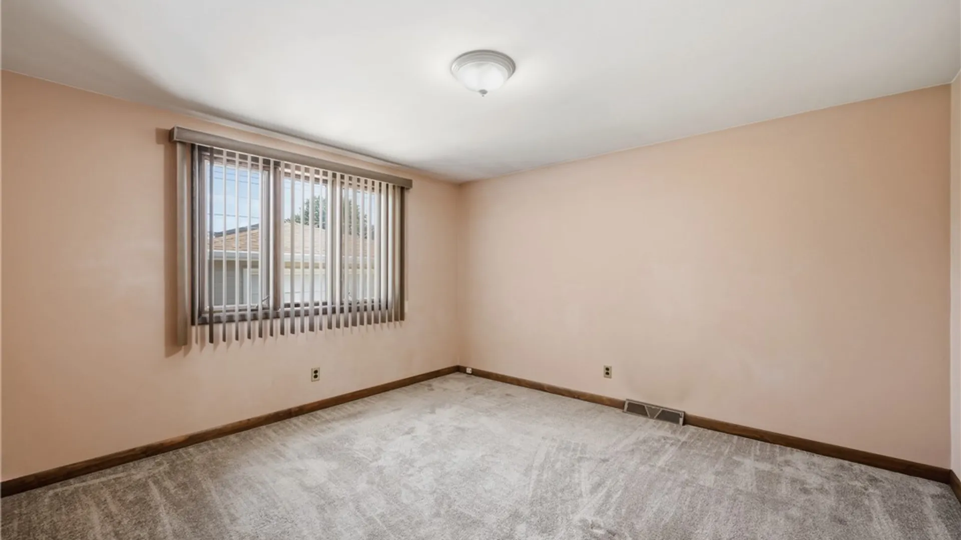 Property at 72 E Cherbourg Drive, Cheektowaga, NY 14227 12