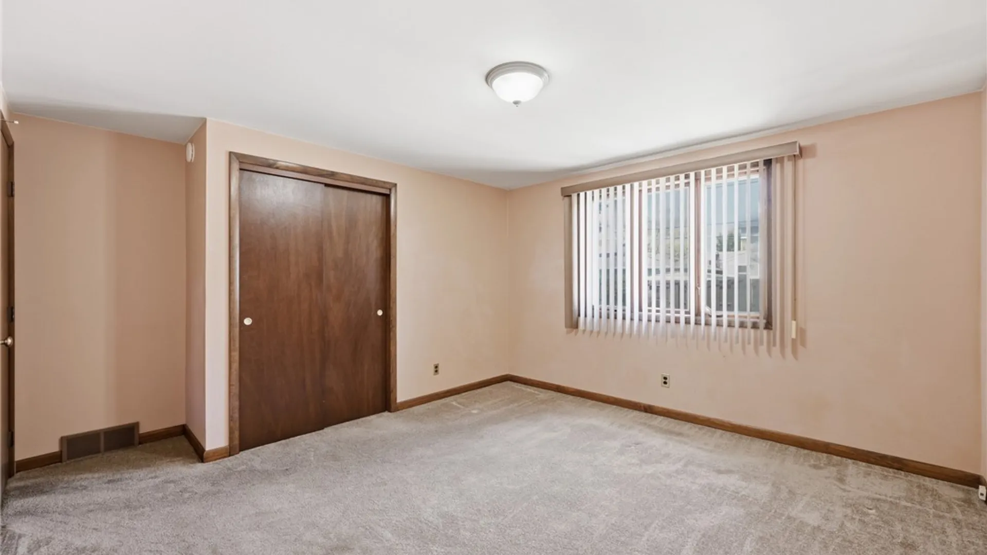 Property at 72 E Cherbourg Drive, Cheektowaga, NY 14227 13