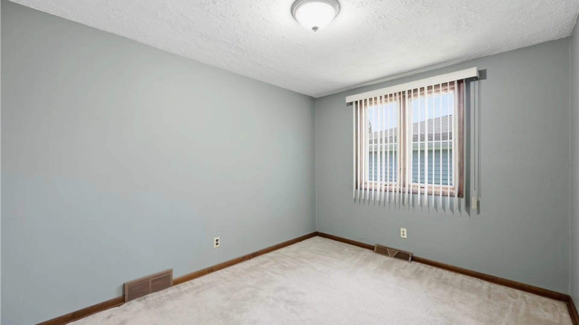Property at 72 E Cherbourg Drive, Cheektowaga, NY 14227 17