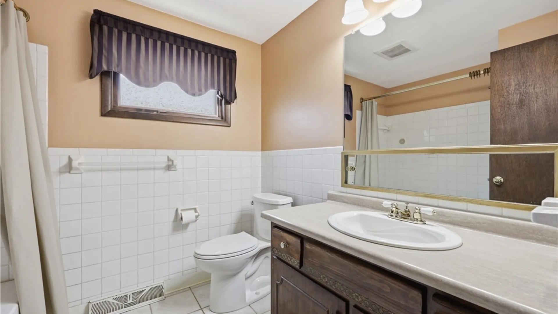 Property at 72 E Cherbourg Drive, Cheektowaga, NY 14227 19