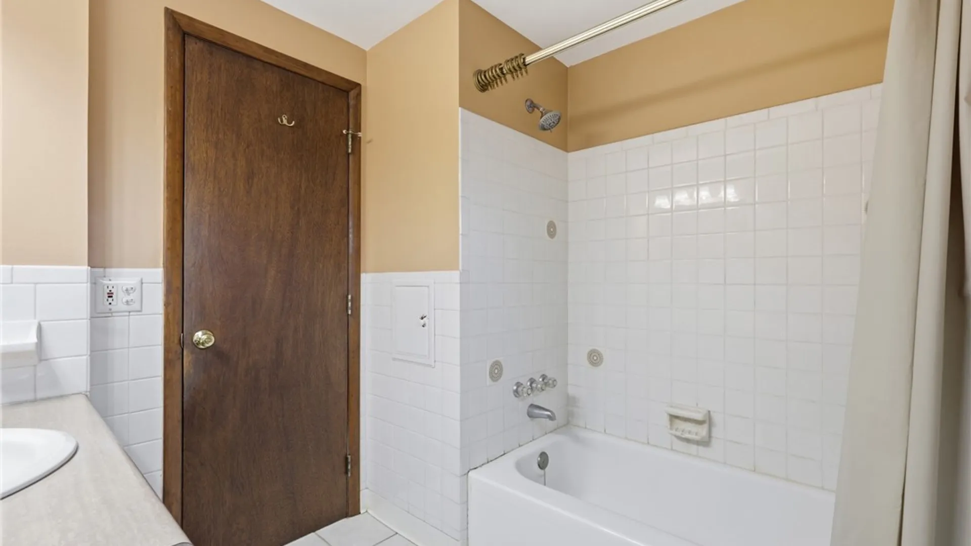 Property at 72 E Cherbourg Drive, Cheektowaga, NY 14227 20