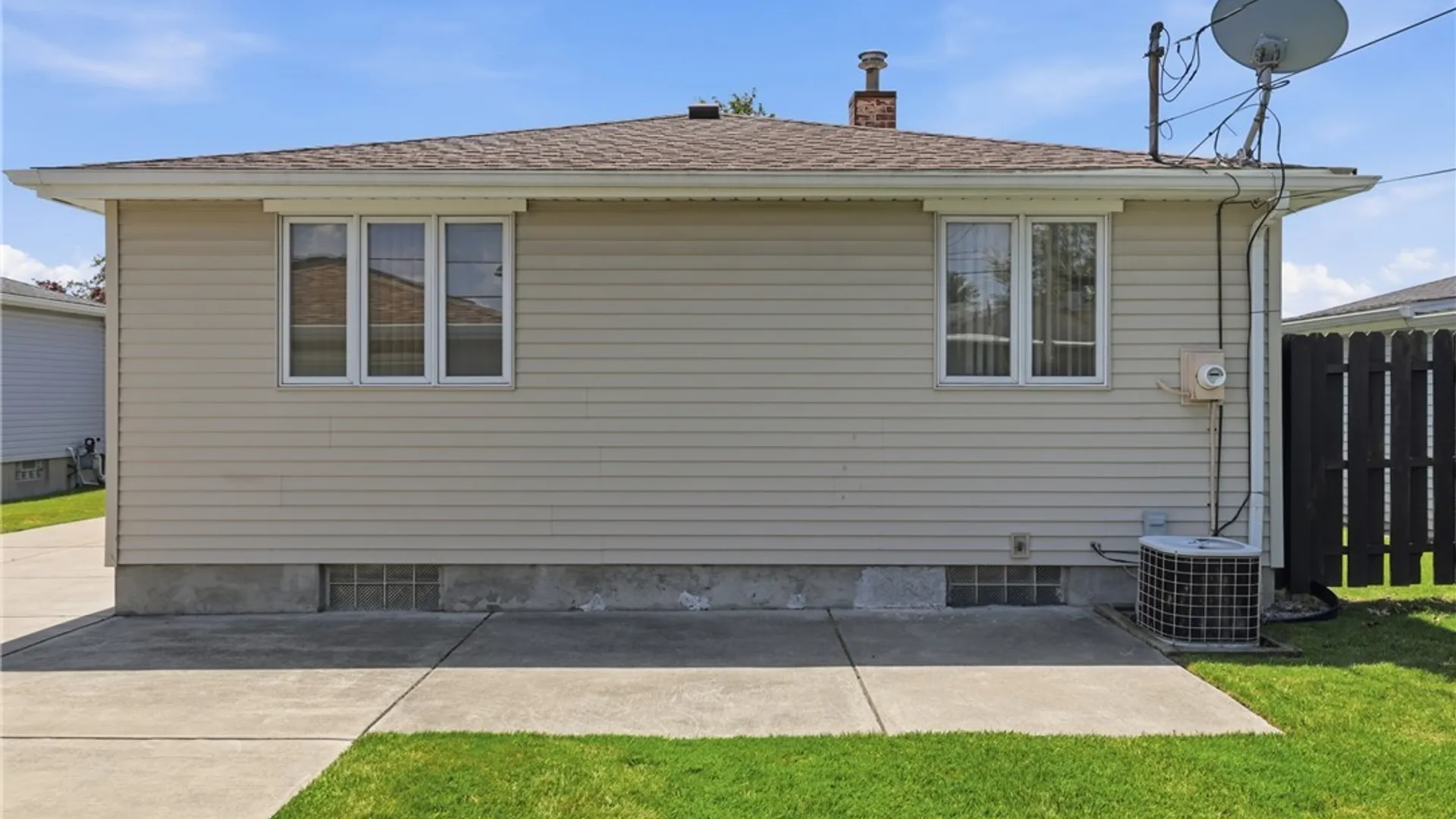 Property at 72 E Cherbourg Drive, Cheektowaga, NY 14227 23