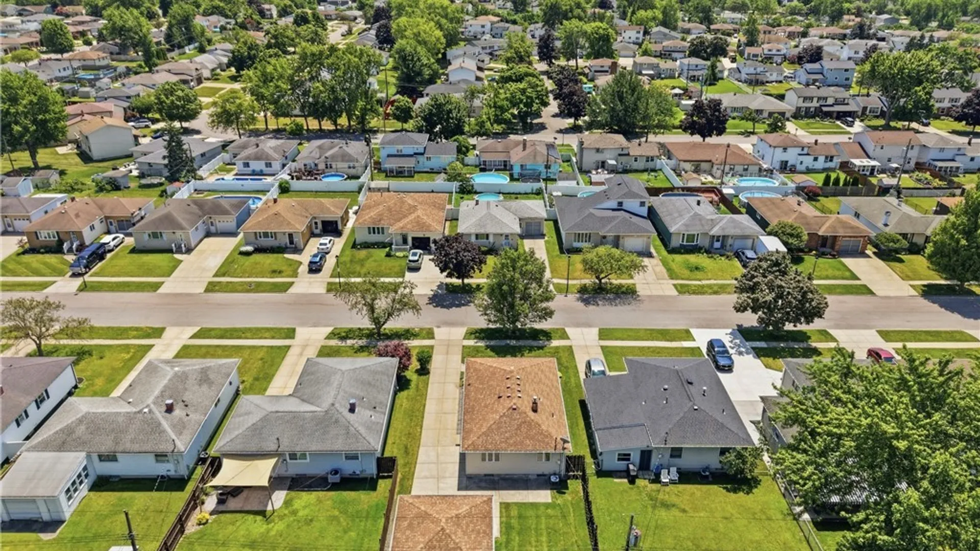 Property at 72 E Cherbourg Drive, Cheektowaga, NY 14227 27