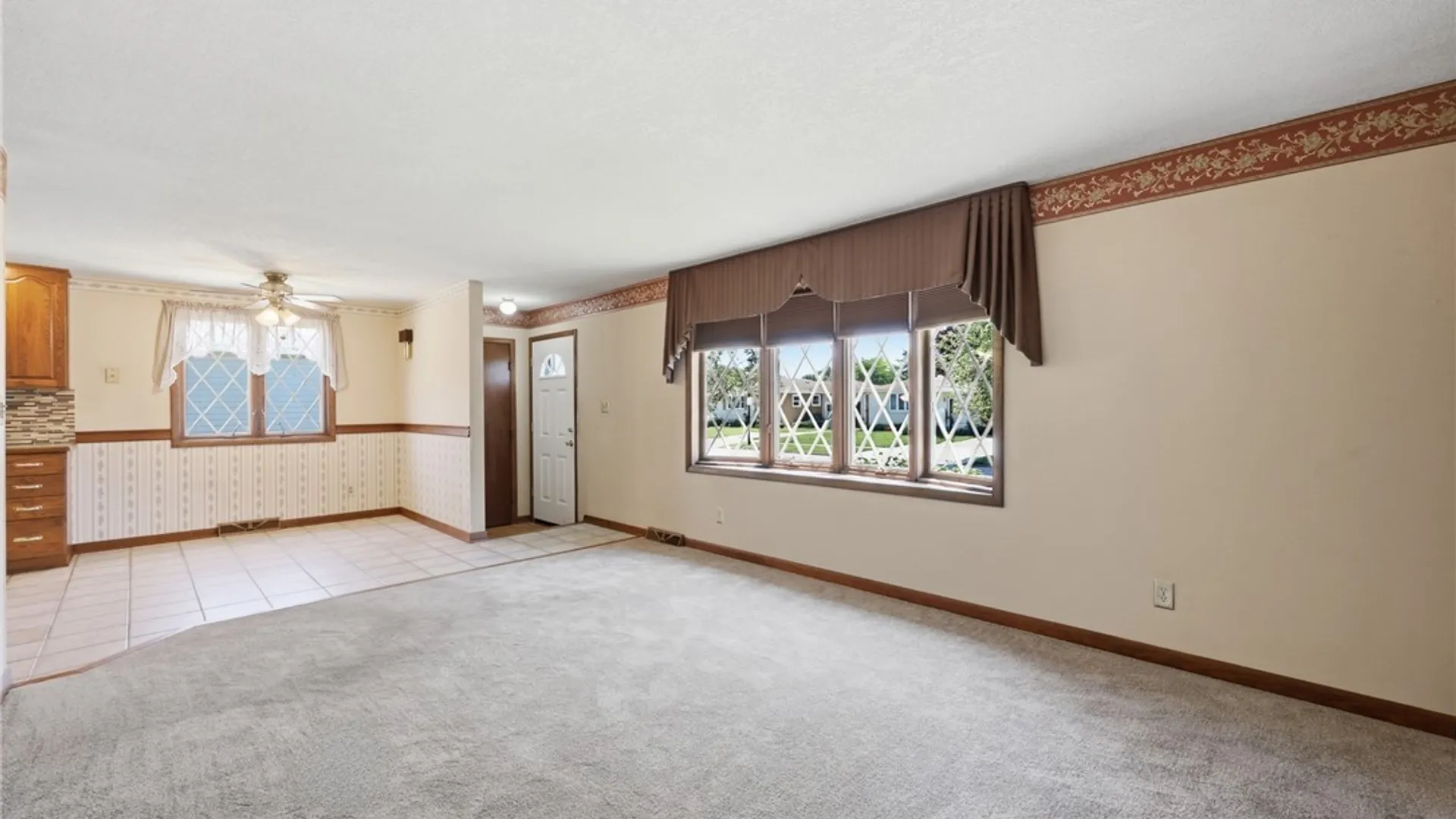Property at 72 E Cherbourg Drive, Cheektowaga, NY 14227 4