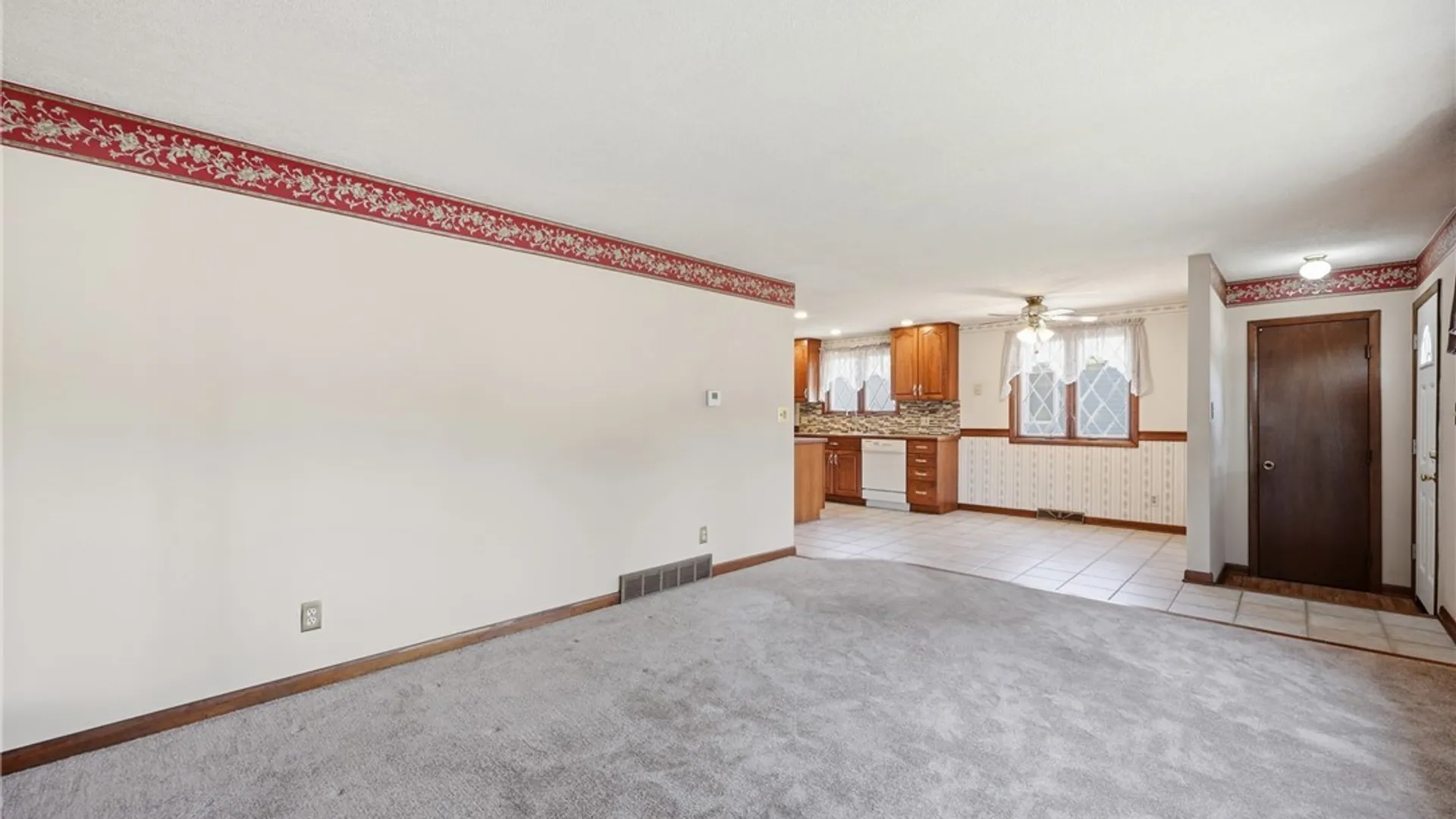 Property at 72 E Cherbourg Drive, Cheektowaga, NY 14227 5