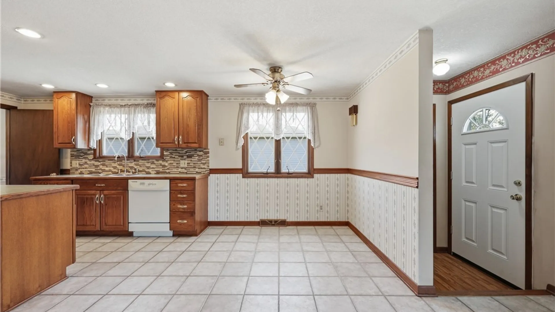 Property at 72 E Cherbourg Drive, Cheektowaga, NY 14227 7