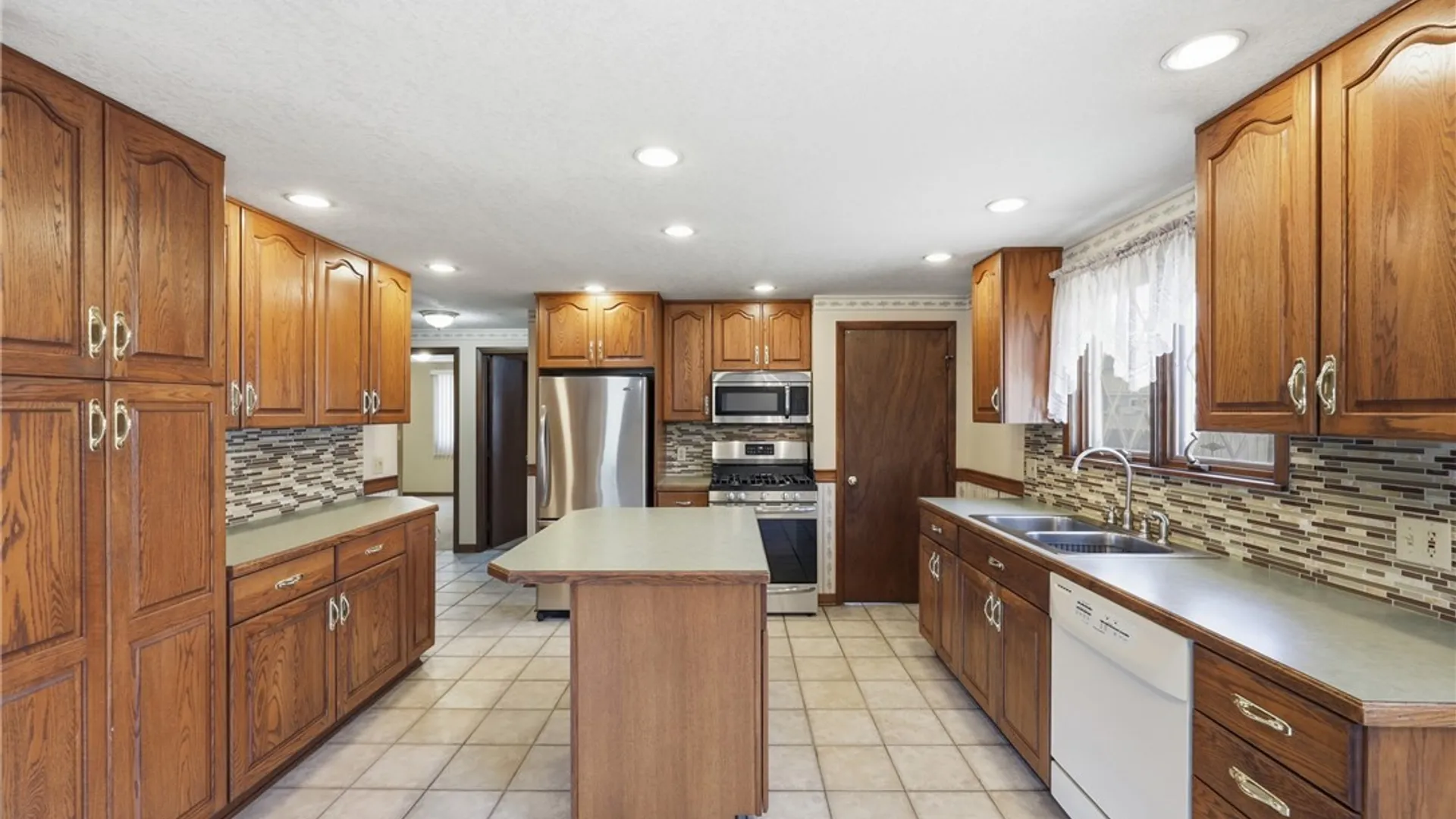 Property at 72 E Cherbourg Drive, Cheektowaga, NY 14227 9