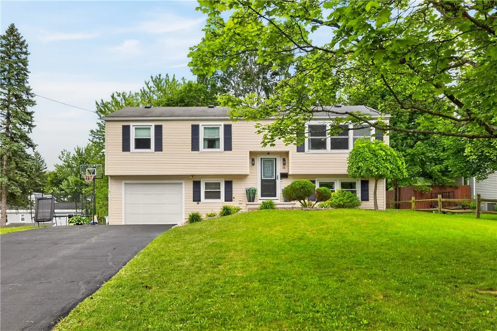 Property at 18 Aldrich Dr Drive, Palmyra, NY 14522