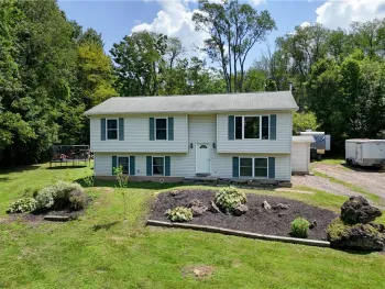 Property at 4919 Upper Holley Rd, Clarendon, NY 14470