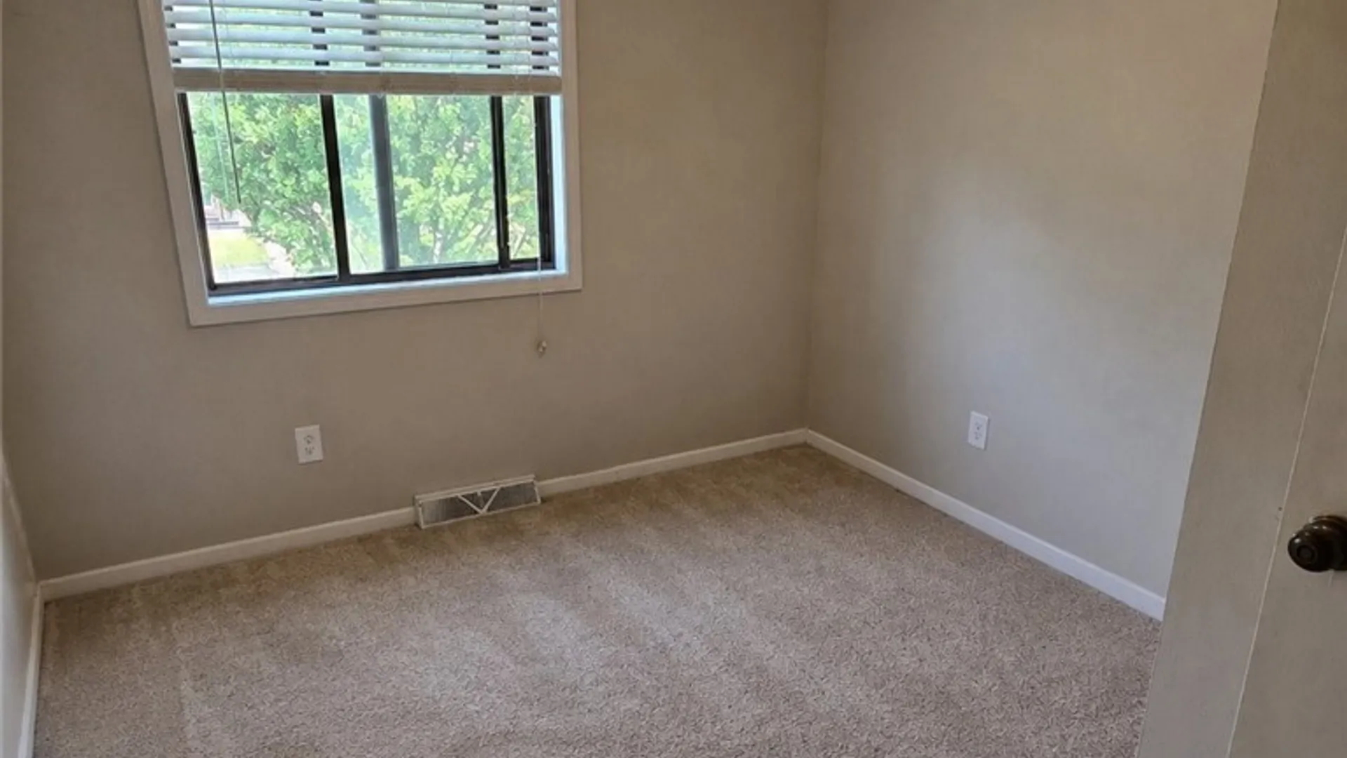 Property at 25 Jessica Lane, Cheektowaga, NY 14043 13