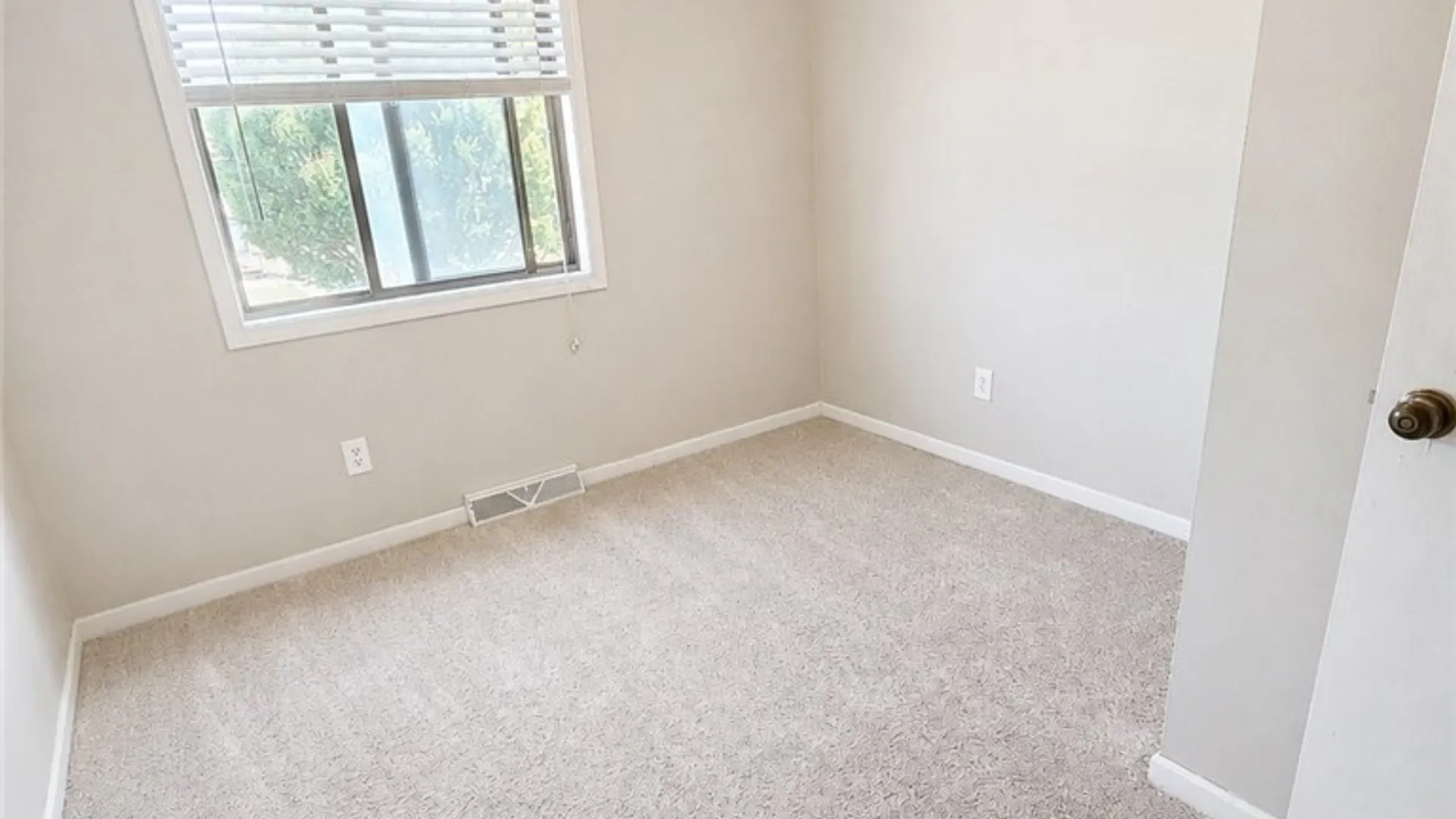 Property at 25 Jessica Lane, Cheektowaga, NY 14043 14