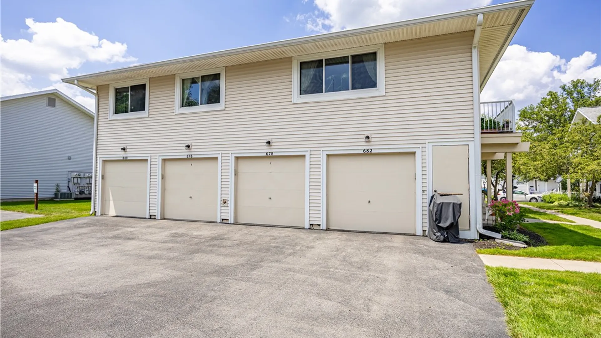 Property at 678 Eastbrooke Lane, Brighton, NY 14618 4