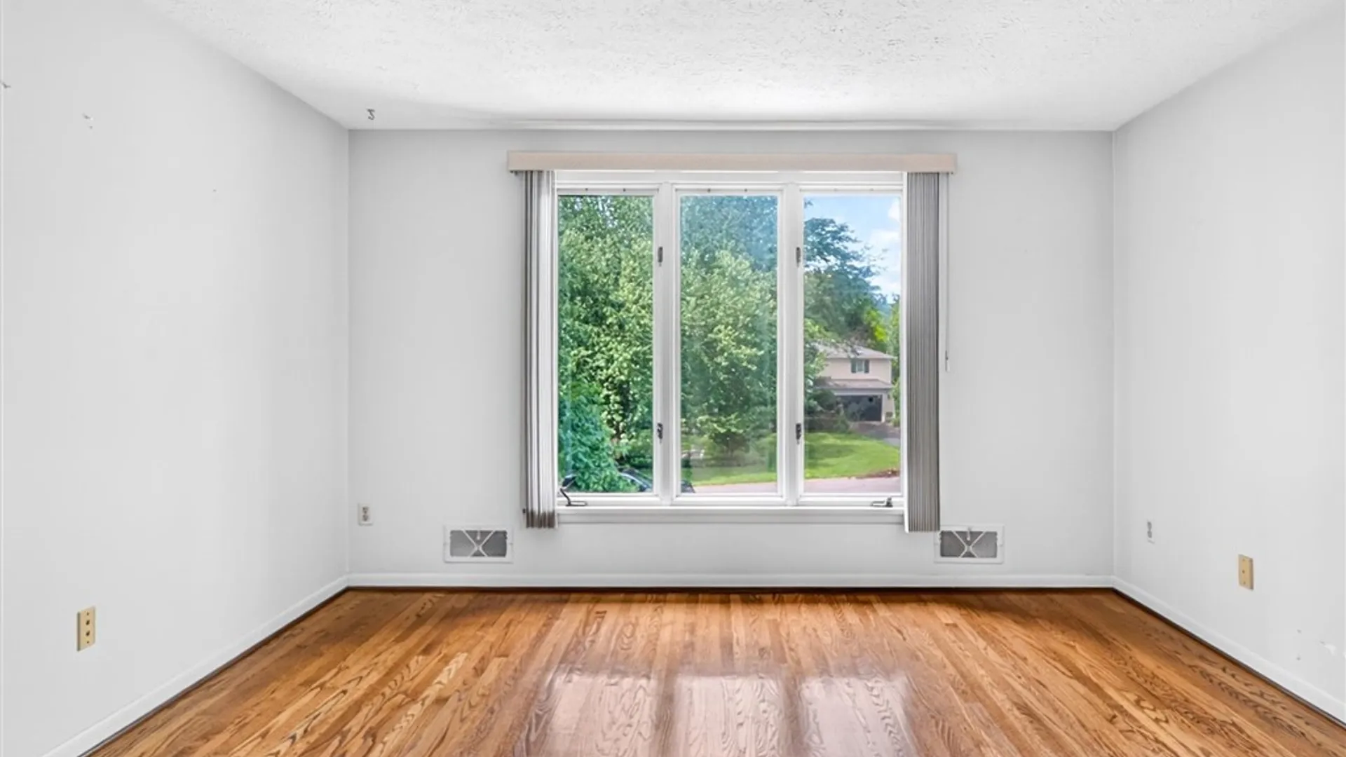Property at 10 Burnley Rise, Perinton, NY 14534 25
