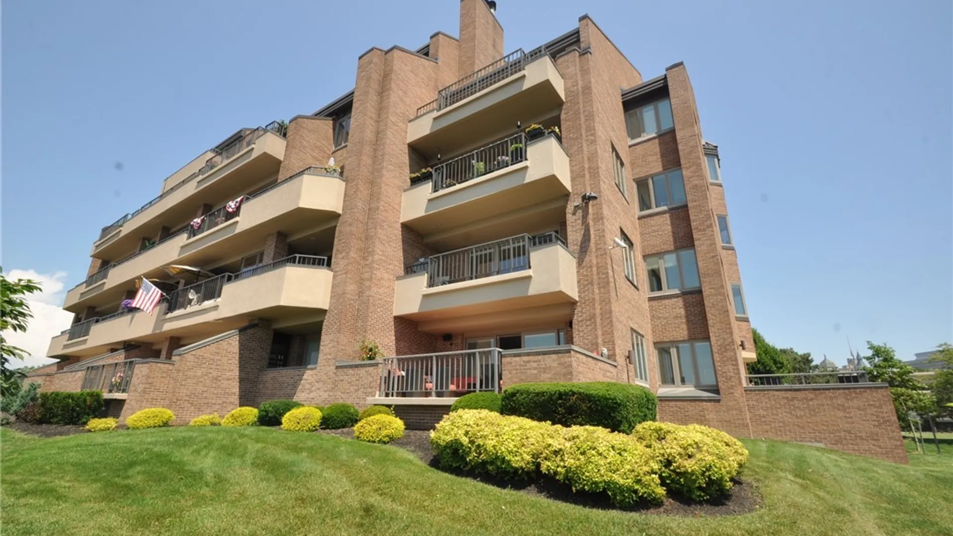Property at 40 Waterfront Circle, Buffalo, NY 14202 2