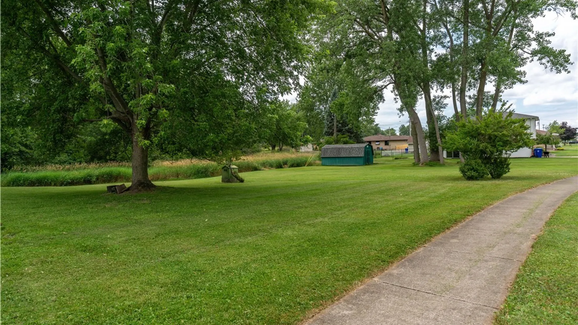 Property at 25 Elmsford Drive, West Seneca, NY 14224 35
