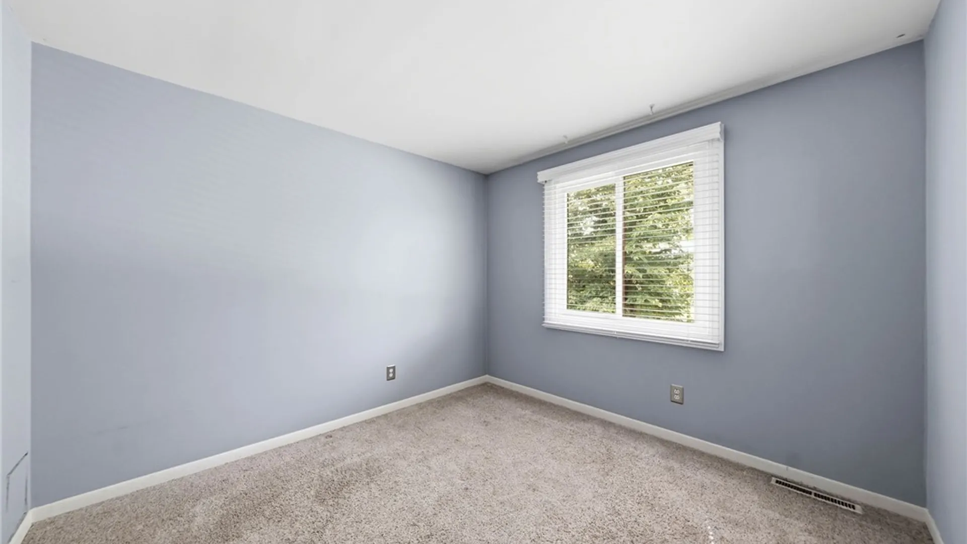 Property at 151 Charlesgate Circle, Amherst, NY 14051 16