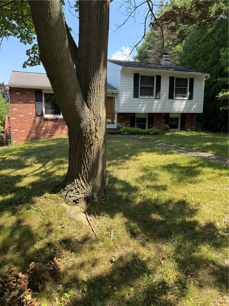 Property at 32 Debran Drive, Henrietta, NY 14467
